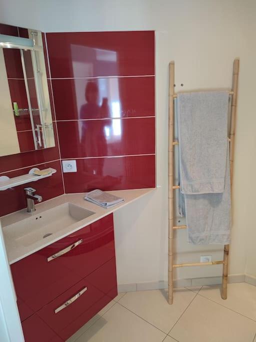 Charmant 2 Pieces A Aubenas 2Etoiles Apartment Luaran gambar